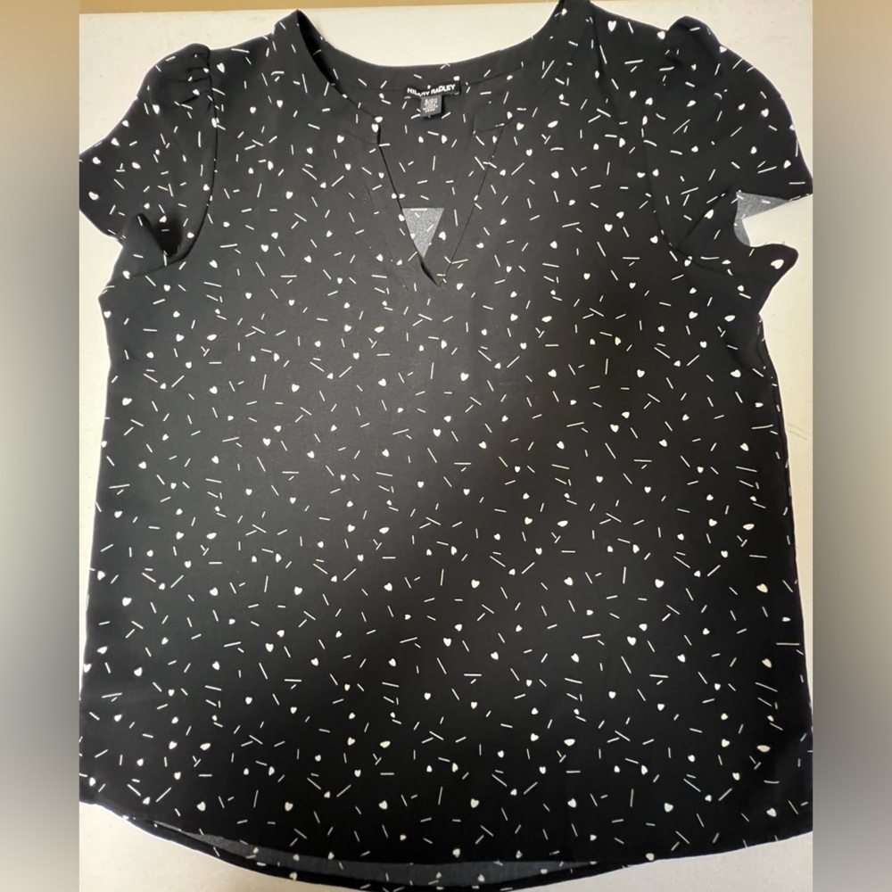 HILARY RADLEY BANDED V NECK BLACK & WHITE PATTERNED LADIES BLOUSE W/CAP SLEEVES